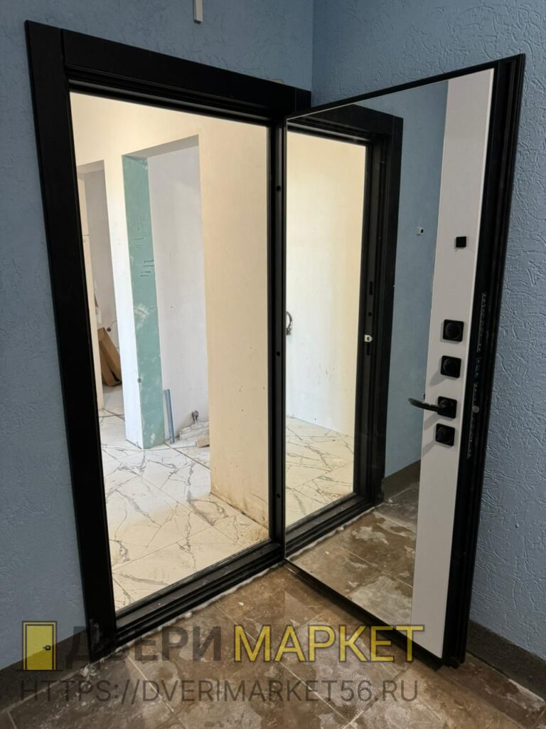 Установка двери с зеркалом в квартиру