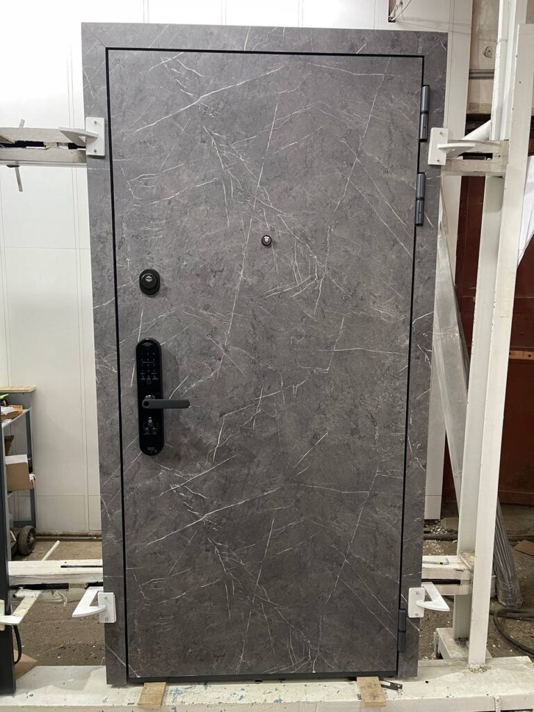 входная квартирная дверь с умным замком на заказ